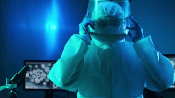 Scientifique Combinaison Protection Masques Travaillant Dans Laboratoire Recherche Utilisant Des — Video