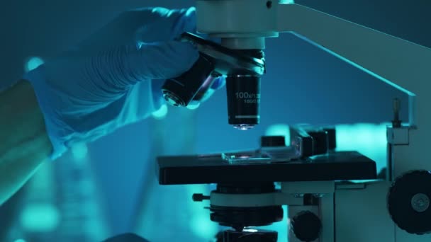 Gros plan sur le microscope scientifique. Laboratoire à l'hôpital. Maladies épidémiques, soins de santé, recherche sur les vaccins et le coronavirus 2019-ncov test concept .