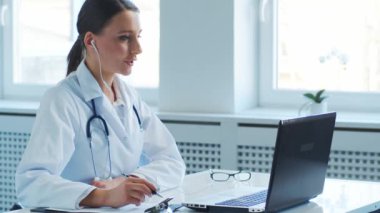 Hastane ofisinde çalışan profesyonel tıp doktorları konferans görüşmesi yapıyor. Tıp, sağlık ve çevrimiçi danışma kavramı.