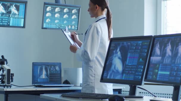 Professzionális Orvosok Akik Kórház Irodájában Dolgoznak Számítógépes Kutatást Végeznek Orvosi — Stock videók