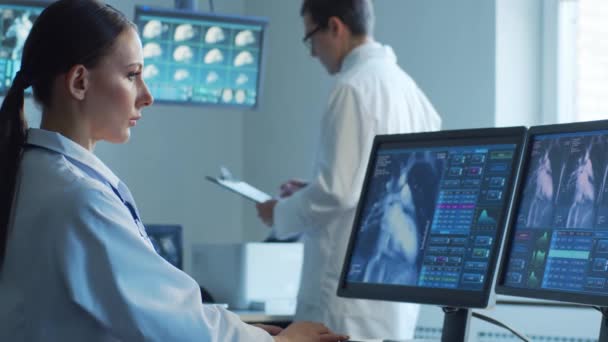 病院に勤務する専門医がコンピュータ研究を行う 心臓技術の概念 — ストック動画