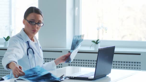 Médecins Professionnels Travaillant Dans Bureau Hôpital Faisant Recherche Concept Médecine — Video