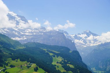Alp tepeleri kara sapı arka planı. Lauterbrunnen, Jungfrau, Bernese Highland. Alpler, turizm, yolculuk, yürüyüş konsepti.