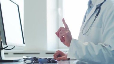 Hastane ofisinde çalışan profesyonel tıp doktoru bilgisayar teknolojisi kullanıyor. Tıp ve sağlık hizmetleri kavramı.