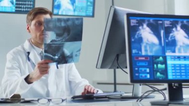 Hastane ofisinde çalışan profesyonel tıp doktoru bilgisayar teknolojisi kullanıyor. Tıp, kardiyoloji ve sağlık konsepti.