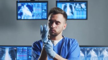 Hastane ofisinde çalışan profesyonel tıp doktoru bilgisayar teknolojisi kullanıyor. Tıp, kardiyoloji ve sağlık konsepti.