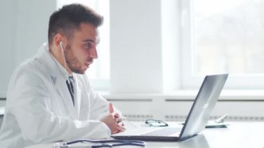 Hastane ofisinde çalışan profesyonel tıp doktoru bilgisayar teknolojisi kullanıyor. Tıp ve sağlık hizmetleri kavramı.