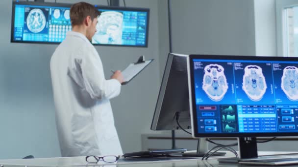 在医院办公室工作的专业医生使用计算机技术 神经外科和保健概念 — 图库视频影像