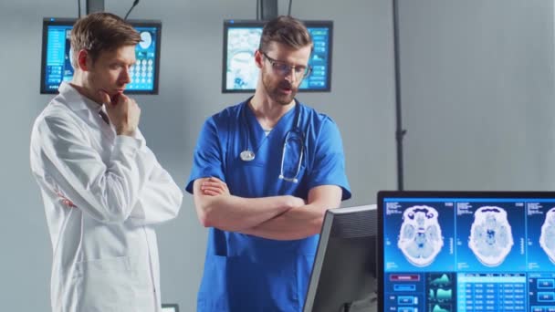 在医院办公室工作的专业医生使用计算机技术 神经外科和保健概念 — 图库视频影像