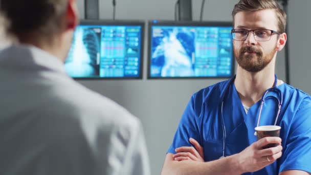 Medici Professionisti Che Lavorano Nello Studio Ospedaliero Utilizzando Tecnologia Informatica — Video Stock