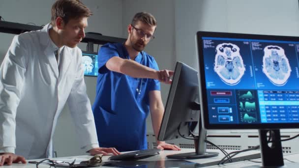 Профессиональные Врачи Работающие Больничном Офисе Использованием Компьютерных Технологий Медицина Нейрохирургия — стоковое видео