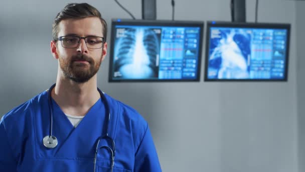 의사는 병원에서 컴퓨터 기술을 사용하여 일한다 심장병 — 비디오