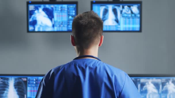 Médecin Professionnel Travaillant Dans Bureau Hôpital Utilisant Technologie Informatique Médecine — Video