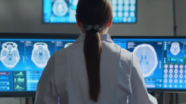 Hastane ofisinde çalışan profesyonel tıp doktoru bilgisayar teknolojisi kullanıyor. Tıp, sinir cerrahisi ve sağlık konsepti.