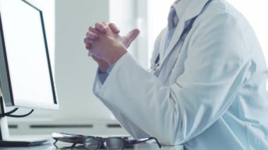 Hastane ofisinde çalışan profesyonel tıp doktoru bilgisayar teknolojisi kullanıyor. Tıp ve sağlık hizmetleri kavramı.