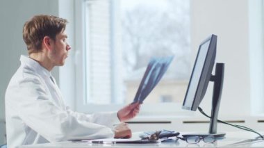 Hastane ofisinde çalışan profesyonel tıp doktorları bilgisayar teknolojisi kullanıyorlar. Tıp, sinir cerrahisi ve sağlık konsepti.