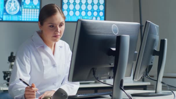 Medico Professionista Che Lavora Nello Studio Ospedaliero Utilizzando Tecnologia Informatica — Video Stock