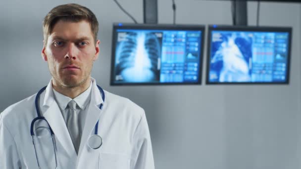 在医院办公室工作的专业医生使用计算机技术 心脏科和保健概念 — 图库视频影像