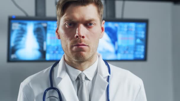 Profesjonalny Lekarz Pracujący Biurze Szpitalnym Wykorzystaniem Technologii Komputerowej Koncepcja Medycyny — Wideo stockowe