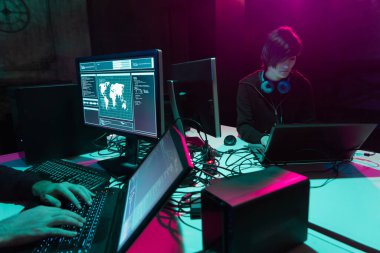 İnternet dolandırıcılığı, darknet, veri hırsızlığı, siber suç konsepti. Hükümet sunucusuna hackerlar saldırdı. Tehlikeli suçlular bodrumda virüs programları kodluyorlar..