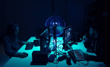 Bilgisayar korsanları virüs yazılımı ve arayüzü kullanarak kripto para dolandırıcılığı yapıyorlar. Bloke zincir siber saldırı, ddos ve kötü amaçlı yazılım konsepti. Yeraltı ofisi geçmişi.