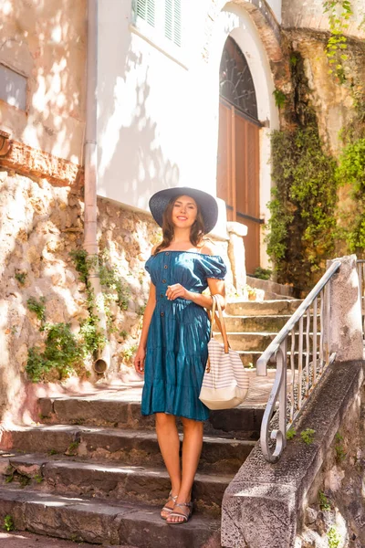 ドレスと帽子の若いと美しいブルネットの女の子が通りで屋外を歩いています いいぞフランス夏休み 旅行や観光の概念 — ストック写真