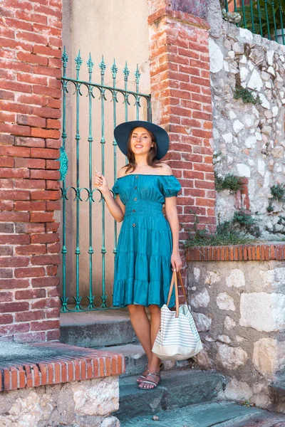 Giovane Bella Ragazza Bruna Abito Cappello Camminare All Aperto Strada — Foto Stock