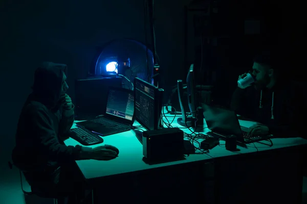 Хакерам Нужен Вирус Вымогатель Использующий Ноутбуки Компьютеры Подвале Кибератаки Взлом — стоковое фото
