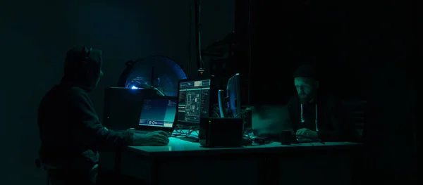 地下のノートパソコンやコンピュータを使ってウイルスランサムウェアをコーディングするハッカーを募集しました サイバー攻撃 システム破壊 マルウェアの概念 — ストック写真