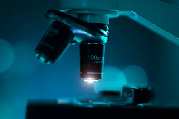 Primo Piano Del Microscopio Scientifico Laboratorio Ospedale Epidemia Assistenza Sanitaria — Foto Stock