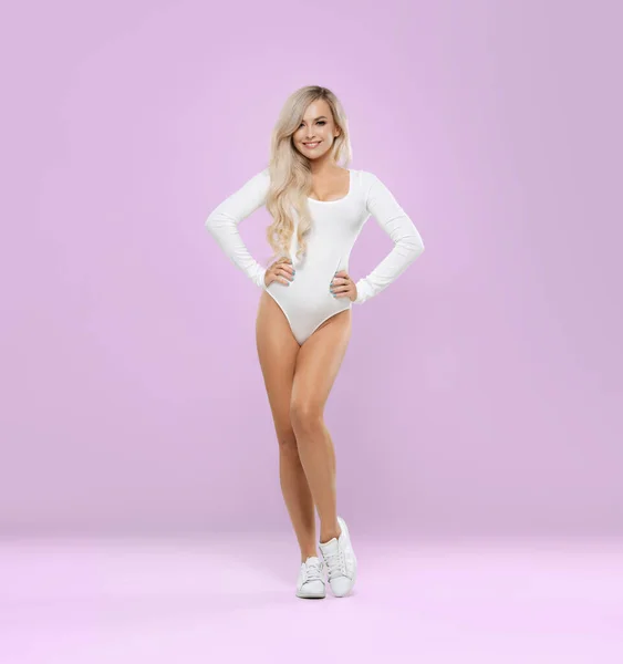 Gyönyörű Szexi Fitness Modell Pózol Fehér Fürdőruhában Fiatal Karcsú Egészséges Jogdíjmentes Stock Képek