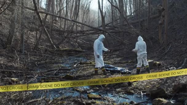 Ormanda Çalışan Adli Tıp Uzmanı Polis Kriminalistleri Kanıt Topluyor Suç — Stok video