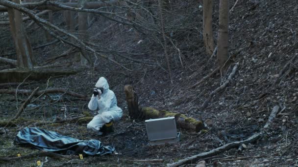 Especialista Forense Trabajando Bosque Criminalistas Policiales Recogiendo Pruebas Haciendo Investigación — Vídeos de Stock