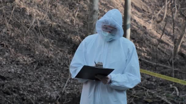 Spécialiste Médico Légal Travaillant Dans Forêt Criminalistes Police Recueillant Des — Video