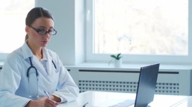 Hastane ofisinde çalışan profesyonel tıp doktorları araştırma yapıyor. Tıp, sağlık ve teknoloji kavramı.