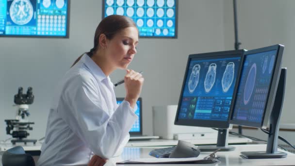 의사는 병원에서 컴퓨터 기술을 사용하여 신경외과 — 비디오