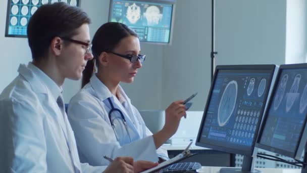 Professionelle Ärzte Die Krankenhausbüros Arbeiten Und Computerforschung Betreiben Technologiekonzept Medizin — Stockvideo
