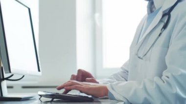 Hastane ofisinde çalışan profesyonel tıp doktoru bilgisayar teknolojisi kullanıyor. Tıp ve sağlık hizmetleri kavramı.