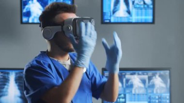VR teknolojisi kullanarak hastane ofisinde çalışan profesyonel tıp doktoru. Tıp, sanal gerçeklik ve sağlık hizmeti kavramı.