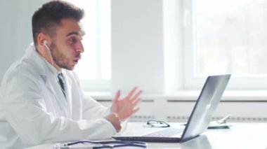Hastane ofisinde çalışan profesyonel tıp doktoru bilgisayar teknolojisi kullanıyor. Tıp ve sağlık hizmetleri kavramı.