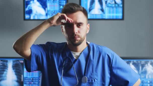 Médico Profesional Que Trabaja Oficina Del Hospital Utilizando Tecnología Informática — Vídeos de Stock