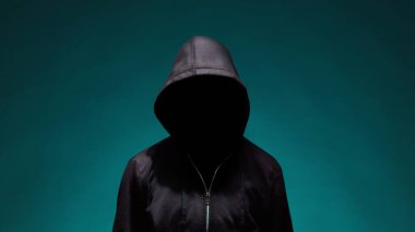 Bilgisayar korsanı hoodie portresi. Gizlenmiş karanlık yüzü. Veri hırsız, internet dolandırıcılık, darknet ve siber güvenlik kavramı.