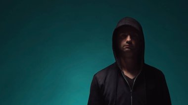 Bilgisayar korsanı hoodie portresi. Gizlenmiş karanlık yüzü. Veri hırsız, internet dolandırıcılık, darknet ve siber güvenlik kavramı.
