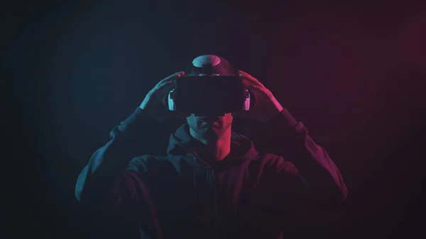 Retrato Hombre Casco Realidad Virtual Cara Oscura Oscurecida Con Gafas — Foto de Stock