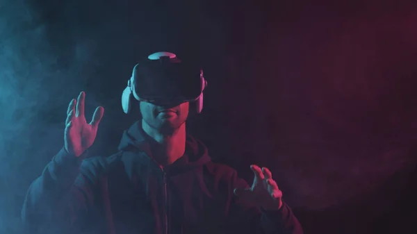 Portret Van Een Man Met Een Virtual Reality Helm Verkregen — Stockfoto