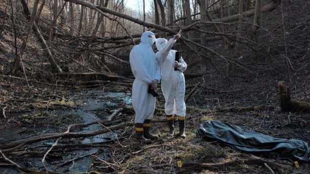 Detectives Recogiendo Pruebas Una Escena Del Crimen Especialistas Forenses Haciendo — Vídeos de Stock