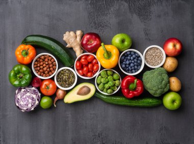 Sağlıklı yiyecekler: taze sebzeler, meyveler ve süper yiyecekler. Beslenme, diyet, vejetaryen gıda konsepti. Somut arkaplan