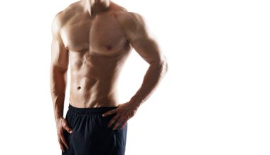 Beyaz arka plan üzerinde güçlü, zinde ve sportif vücut geliştirmeci adam. Spor ve fitness konsepti.
