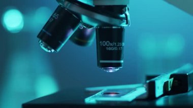 Bilimsel mikroskoba yakın çekim. Hastanede bir laboratuvar. Salgın hastalıklar, sağlık hizmetleri, aşı araştırmaları ve Coronavirus 2019-ncov test konsepti.
