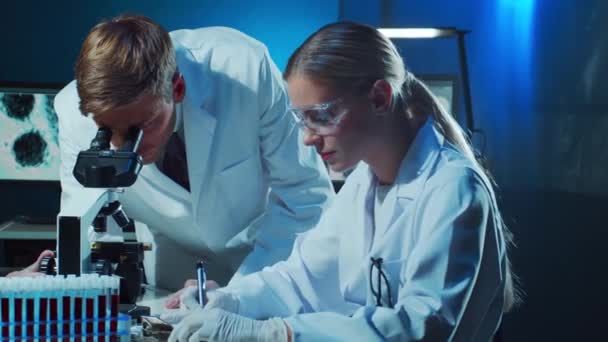 Medische Wetenschappers Die Het Lab Werken Dokter Die Stagiaires Leert — Stockvideo